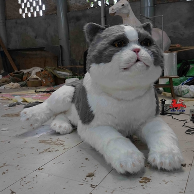 Lebensgroße realistische animatronische Katze, interaktive sprechende schöne Katze