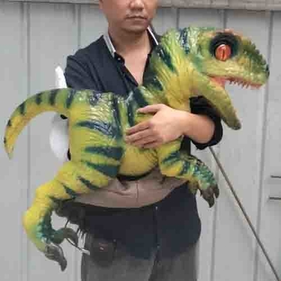 kaufen Netteste populäre kundengerechte große Simulation wasserdichtes Animatronic Dinosaurier-Babyspielzeug in den Händen für Freizeitpark online manufacture
