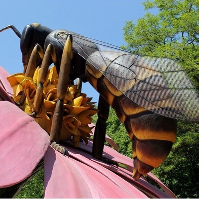 Handgefertigte Modelle von animatronischen Insekten mit Bewegungs- und Klanganpassung