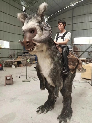 Animatronischer Dinosaurier Star Wars Tauntaun Fahrt im Kostüm im Festival Parade Event